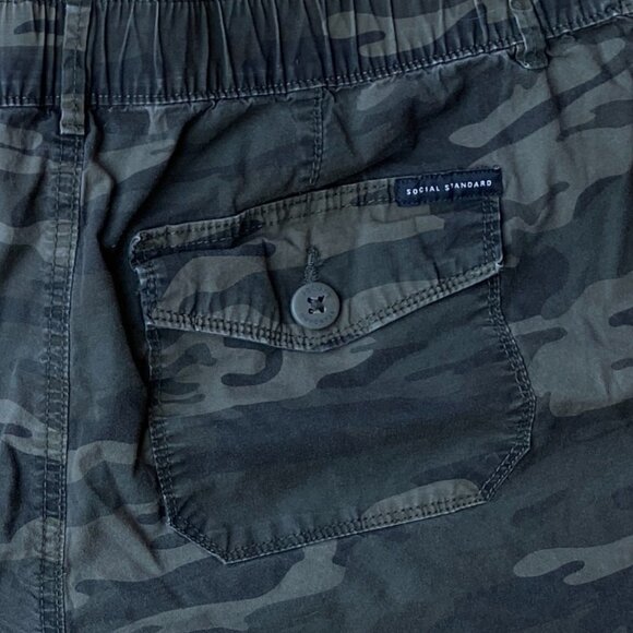 Social Standard by Sanctuary Hero Utility Roll Tab Cuff Poplin Camo Shorts-XXL - Picture 6 of 9